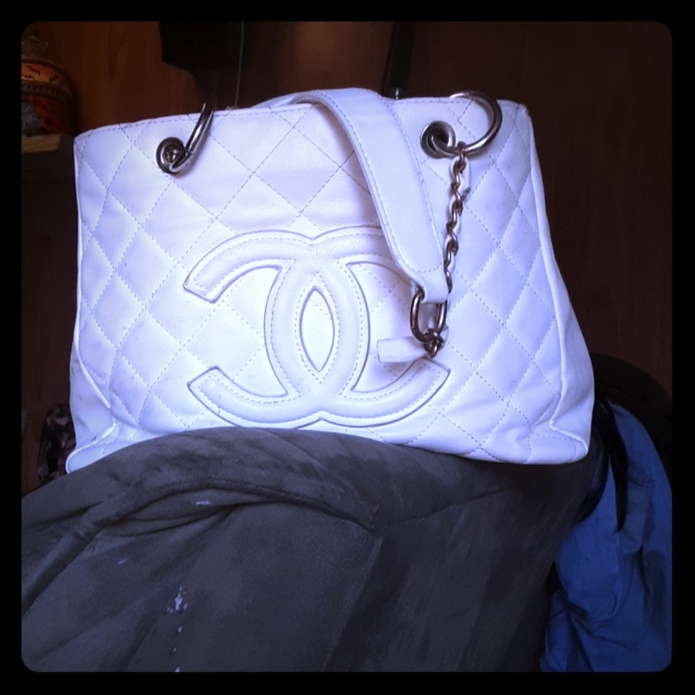 Medium White Chanel shopper